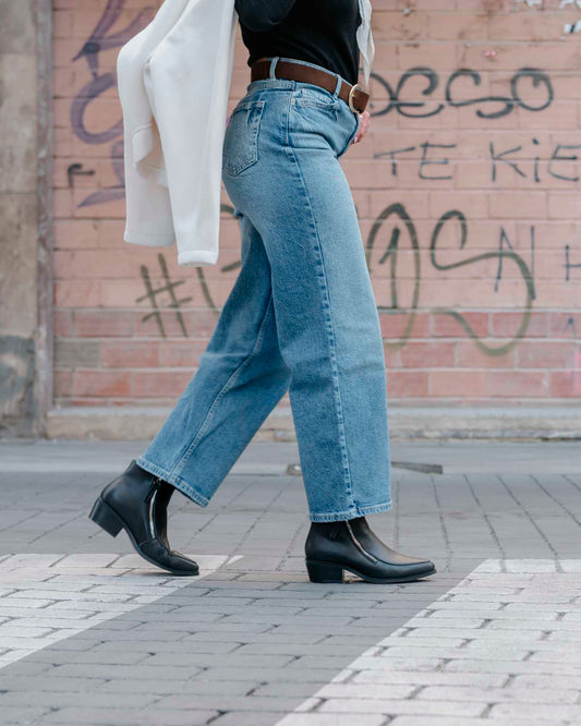 Botín de Piel Negra con Cremallera Urbana