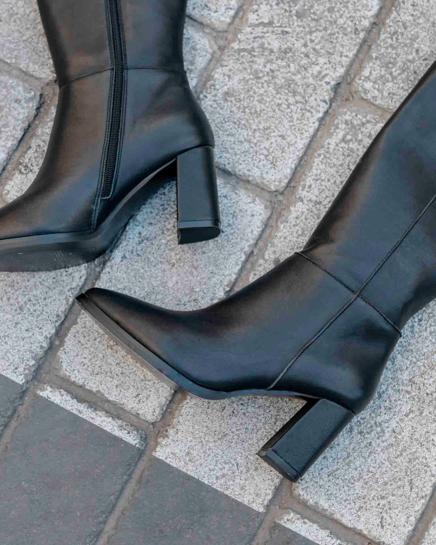 Bota Alta de Piel Negra Sinnara