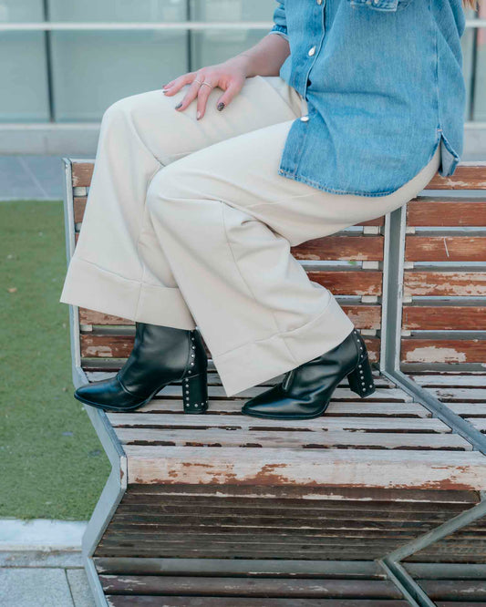 Botín de Piel Negra con Tachuelas Atenea